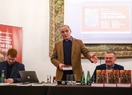 Uładzimir Niaklajeu  opowiada publiczności o swojej książce